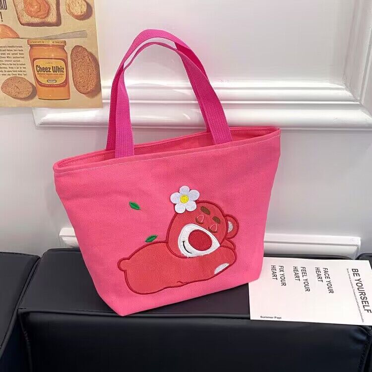 Cross-border wholesale claw machine, Kuromi strawberry bear canvas bag, hand-held cosmetic bag, lunch box, plush toy manufacturer Application Scenario