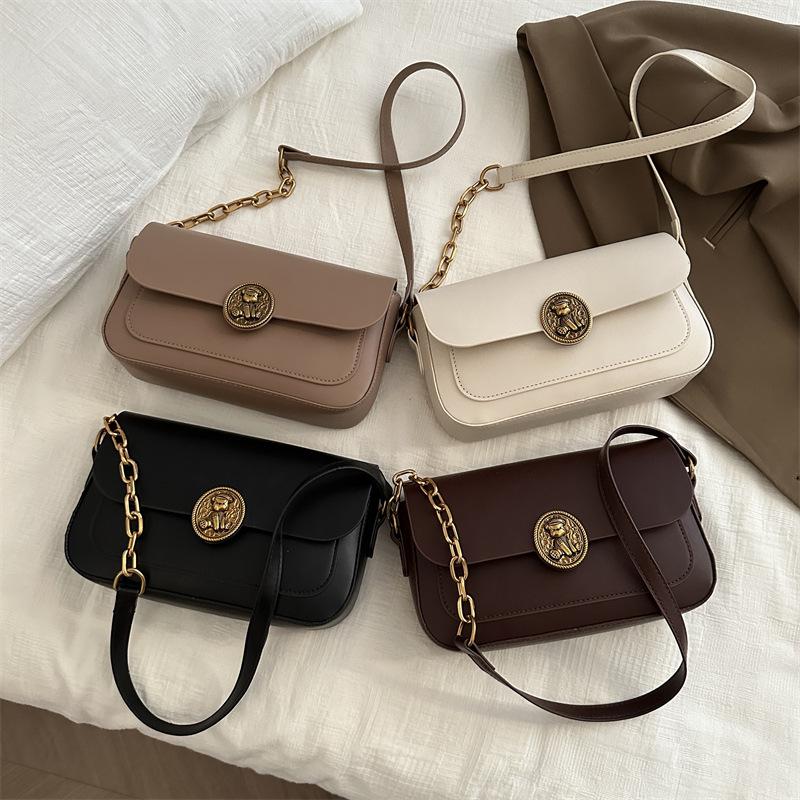 The new style of the small square bag is fashionable, trendy, casual and stylish. The solid color crossbody bag is a versatile Korean version for women. Wholesale trend of single-shoulder bags Application Scenario