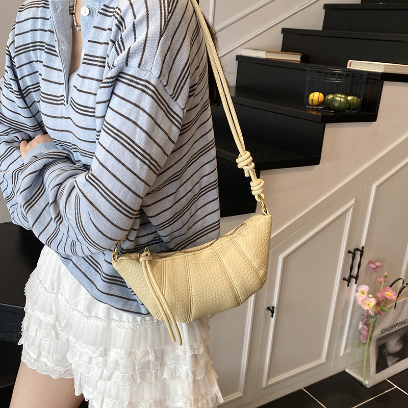 French niche horn bag 2025 new style underarm bag, trendy and fashionable dumpling bag, versatile and simple single-shoulder crossbody bag Application Scenario