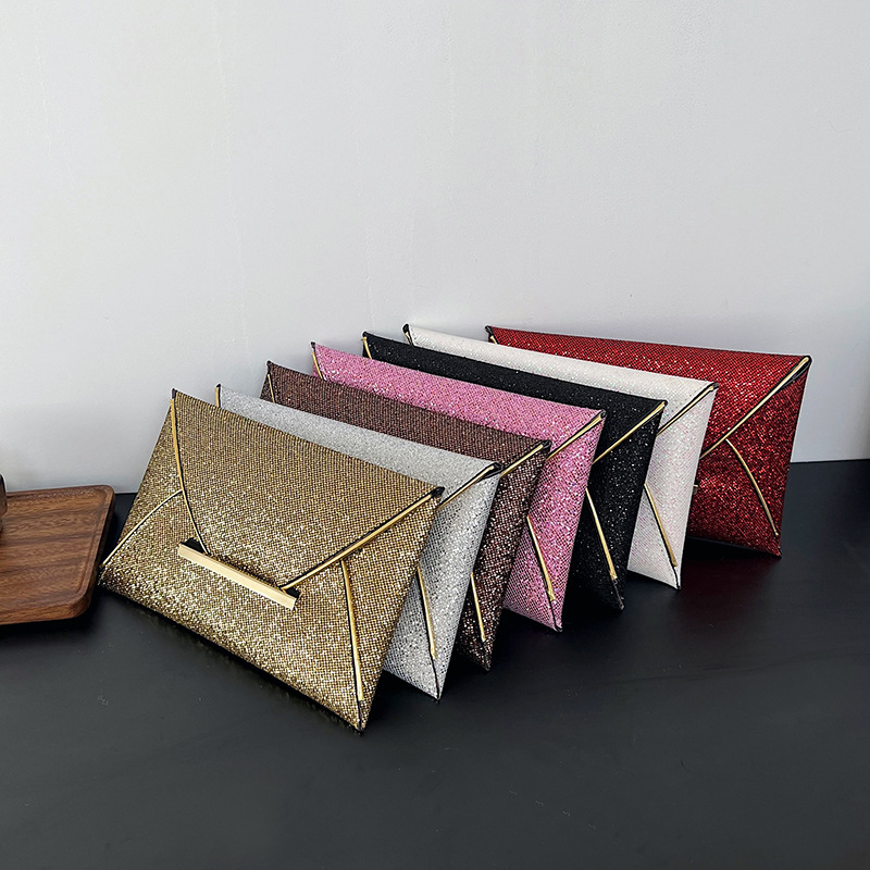 A stylish and shiny clutch bag for the autumn of 2024, a trendy solid-color personalized envelope bag in Europe and America, a niche evening bag Application Scenario
