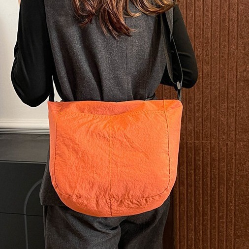 The 2024 new trendy and versatile crossbody bag for both men and women's commuting and casual use, a simple solid-color single-shoulder bag Specification drawing