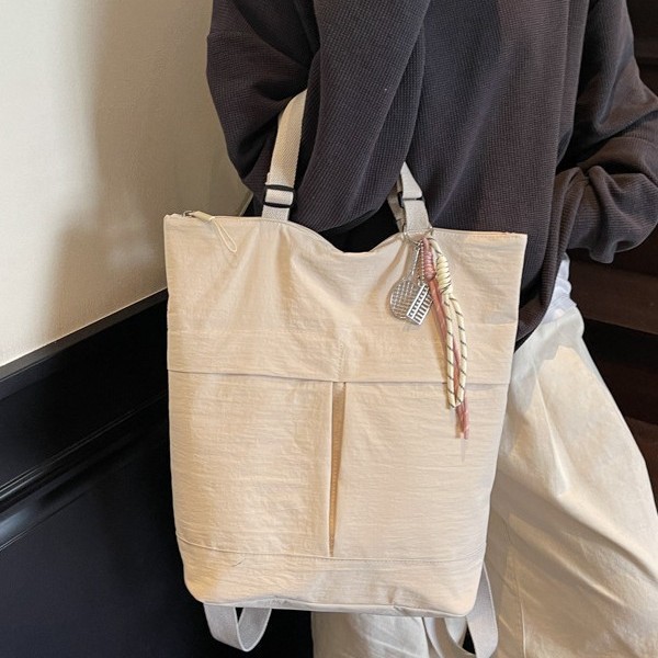 Casual large-capacity tote bag for women, 2024 winter, simple nylon fabric single-shoulder bag, versatile crossbody bag for school and commuting Application Scenario