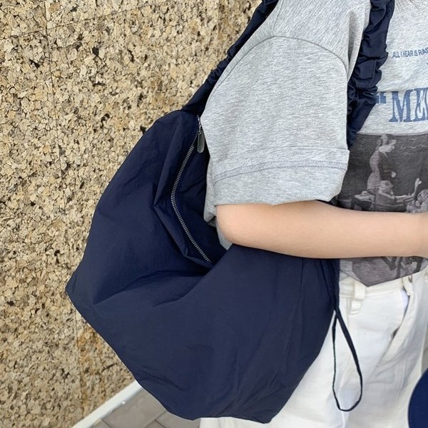 The waterproof nylon bag crossbody bag shines with a new versatile dumpling bag. It's a simple and versatile large-capacity single-shoulder bag for classes Specification drawing