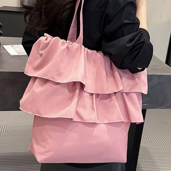 This is a new Instagram bag with a girlish style that can be both sweet and salty. It is a cute, large-capacity single-shoulder bag with ruffles on both sides full figure