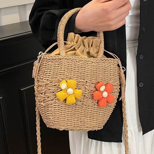 Woven bags, women's flower bags, spring new fashionable and niche single-shoulder bags, vacation beach bucket bags, straw woven bags Application Scenario