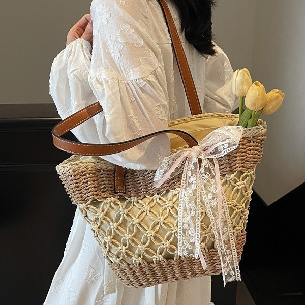 Cross-border laid-back style hand-held straw woven bag, female artistic forest-style woven large-capacity bag, casual hollowed-out tote bag Application Scenario