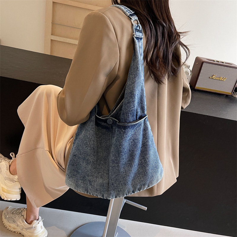 2024 Summer trendy brand retro crossbody bag, underarm fashionable denim bag, versatile large-capacity single-shoulder casual messenger bag Application Scenario