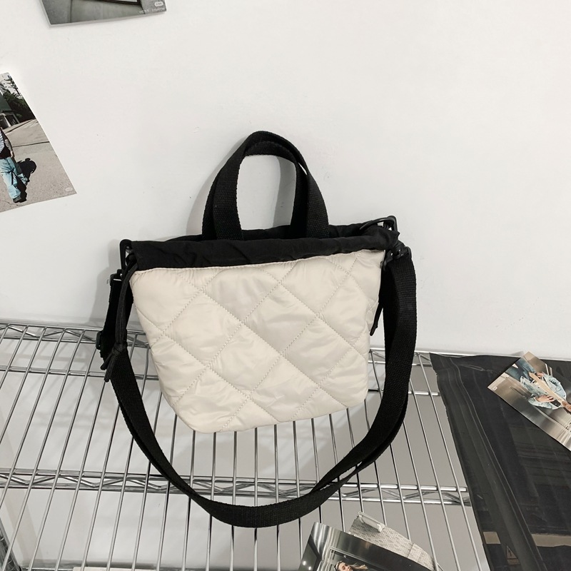 The high-end autumn and winter new crossbody bag with thickened diamond-shaped design, single-shoulder bag for commuting and casual use, drawstring bucket phone bag Specification drawing