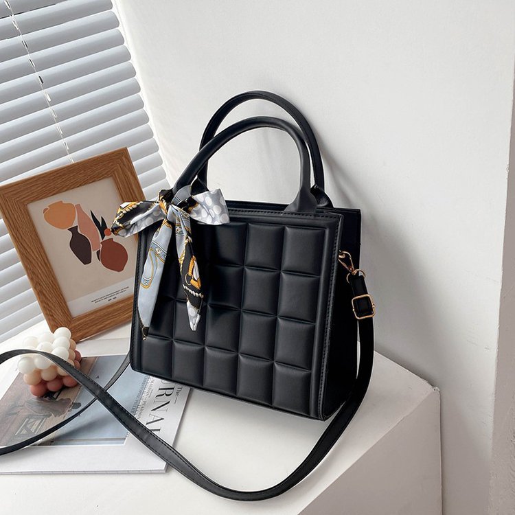 This large-capacity underarm handbag is a trendy and fashionable crossbody tote bag for women in Spring/Summer 2023 full figure