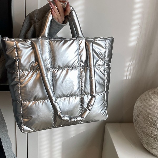 High-end quality bag for women 2023 new large-capacity fashionable autumn and winter cotton-padded jacket single-shoulder bag with checkered commuter tote bag full figure