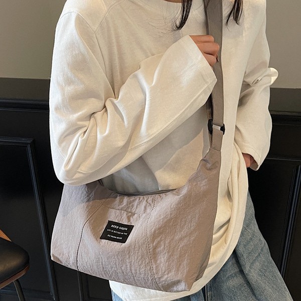 The Korean-style artistic nylon Butote bag for women is a large-capacity, versatile underarm bag that is niche and eye-catching. It is a lightweight, commuter single-shoulder bag Specification drawing