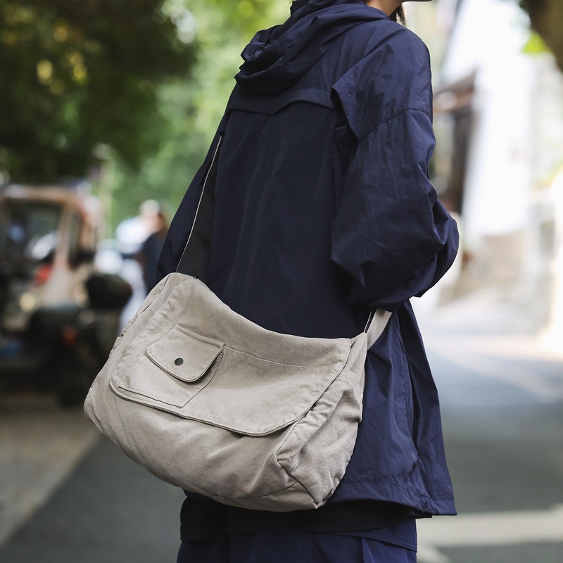 Japanese-style washed canvas bags for men and women, laid-back single-shoulder crossbody bags, artistic college student class bags, casual postman bags Application Scenario