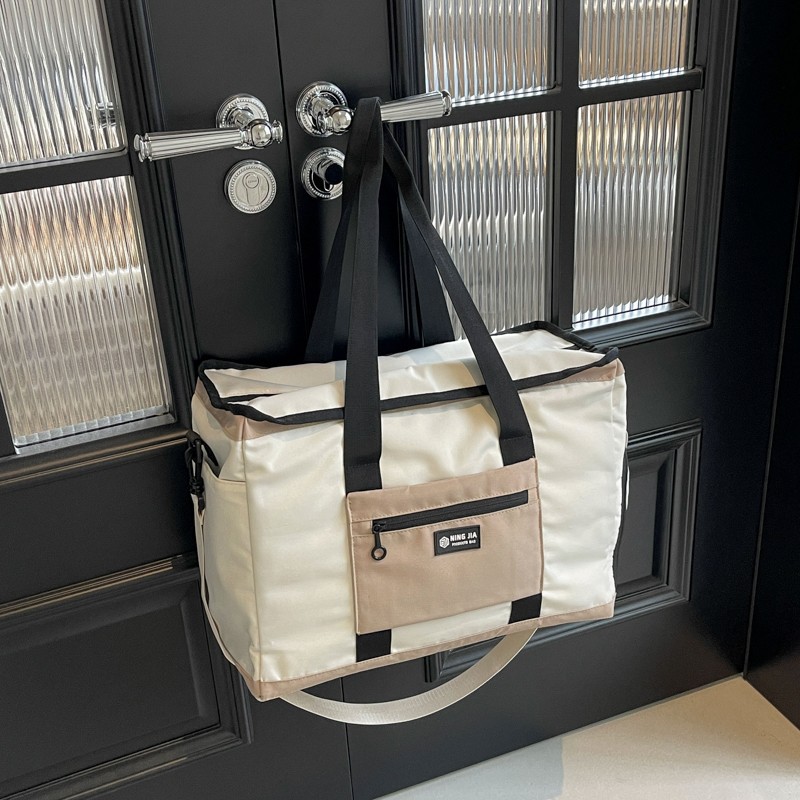 Trendy, lightweight, sports and fitness bag, large-capacity moving hand storage bag, dry and wet separation for shoes, yoga training bag Application Scenario