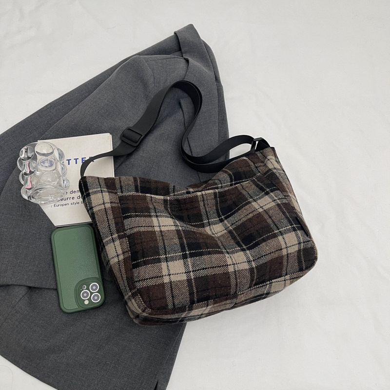 2024 New style woolen crossbody bag, simple checkered college style, large-capacity tote bag, versatile single-shoulder bag Specification drawing