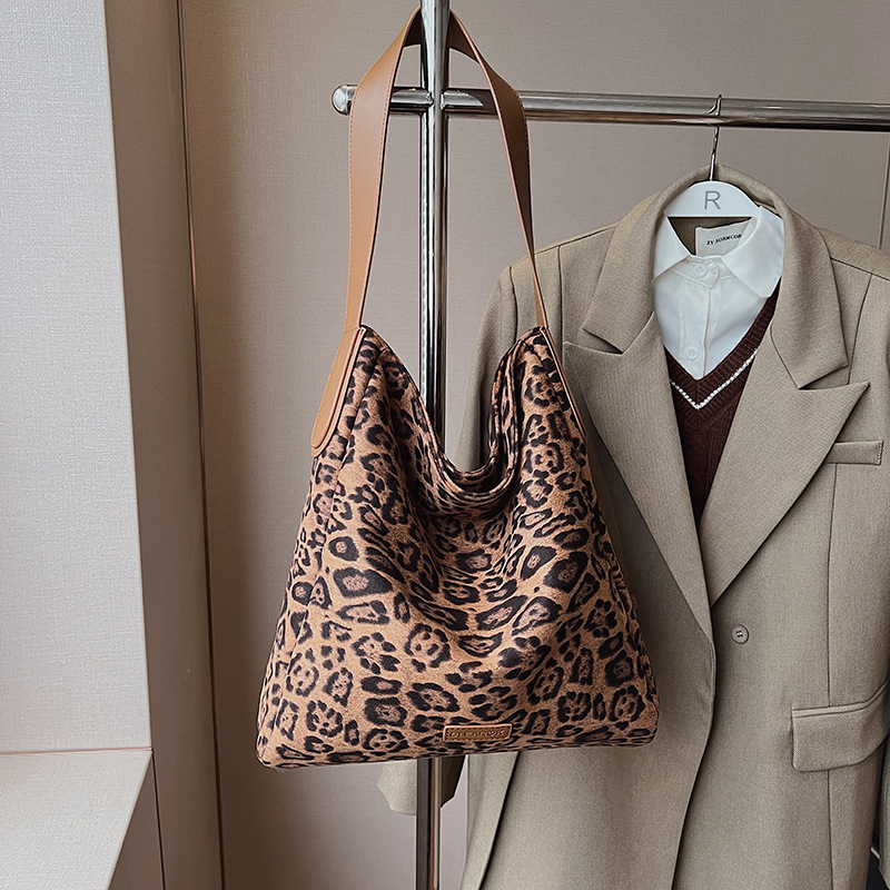 A new fashion design, simple and retro, laid-back style textured tote bag, a stylish and versatile commuter single-shoulder crossbody bag for women Application Scenario