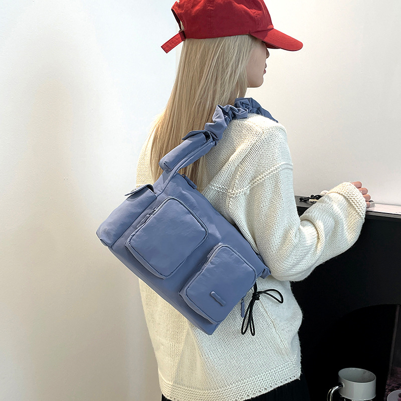 Colorful Fox's new Korean style minimalist women's bag with pleated design, casual and versatile, and a niche single-shoulder armpit bag details Picture