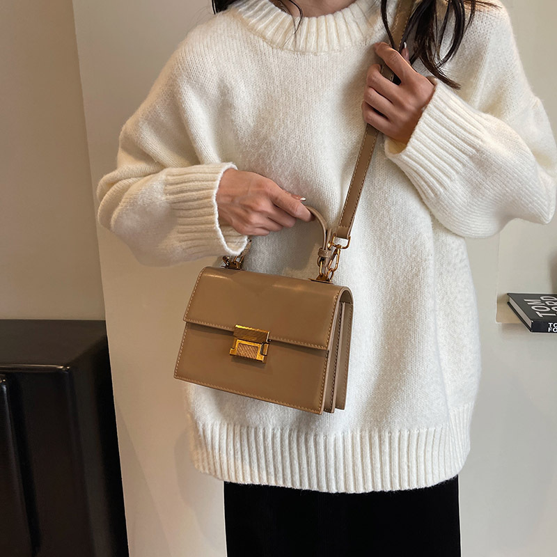 A new 2024 trendy, versatile and high-quality crossbody bag for ladies, a solid color hand-held shoulder bag Application Scenario