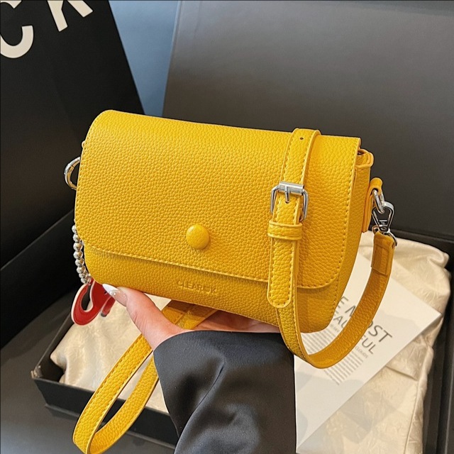 The 2025 new high-end, stylish, casual and versatile commuter single-shoulder bag is a solid color crossbody bag that is both stylish and versatile for women full figure