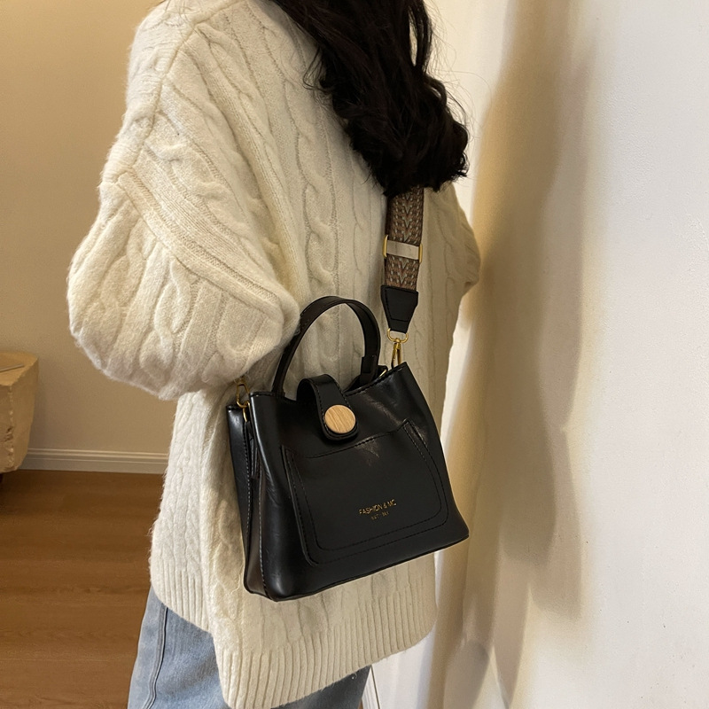 Bucket bag for women 2023 new style, solid color, high-end, retro, niche, wide-shoulder crossbody bag, hand-held small bag Application Scenario
