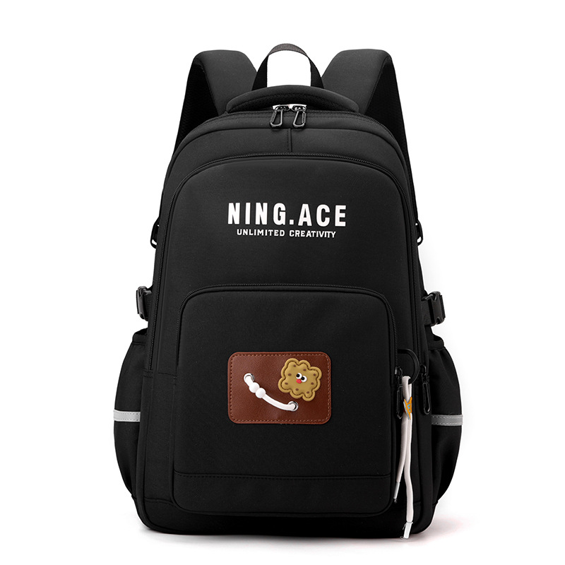 A male student in grades 3 to 5 with a large-capacity backpack that reduces the burden Item Picture