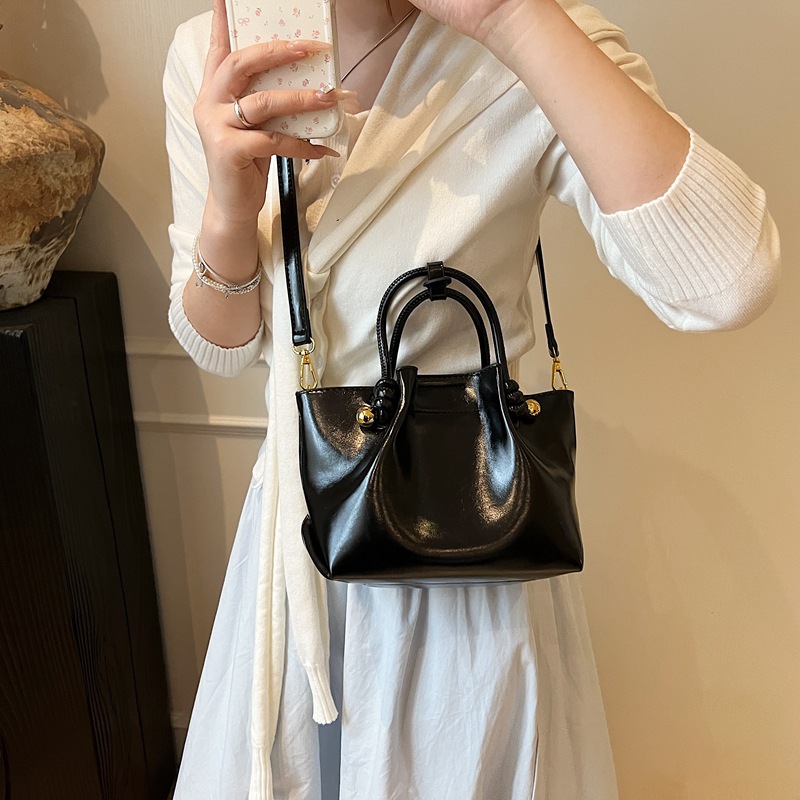 A high-end, niche design pleated hand-held bucket bag for women, a new 2025 fashionable and versatile single-shoulder crossbody bag for commuting Application Scenario