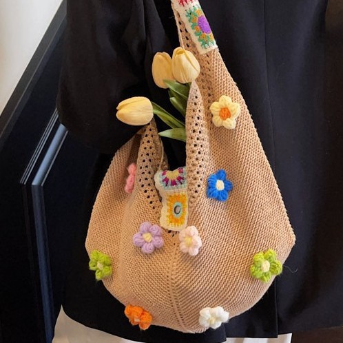 The new Korean-style single-shoulder tote bag with woven flowers features a laid-back, simple, trendy, fashionable and individualistic style Application Scenario