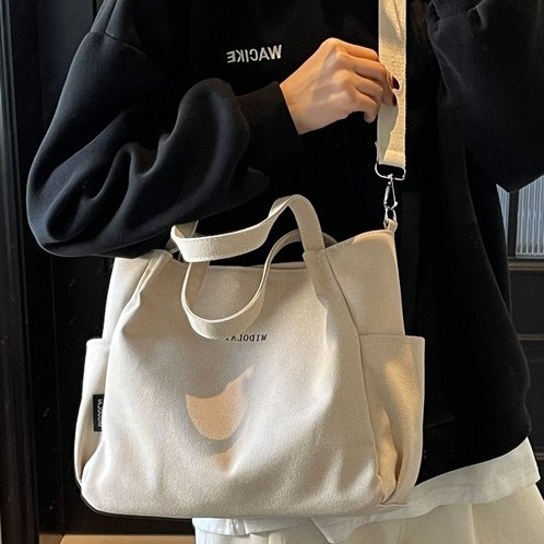 Korean large-capacity canvas bag, multi-pocket tote bag, fashionable commuting crossbody bag, solid-color casual single-shoulder bag Application Scenario