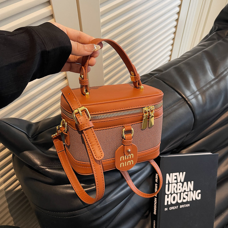 Retro trend versatile hand-held box bag 2025 New style trendy and fashionable casual shoulder bag, high-end crossbody bag full figure