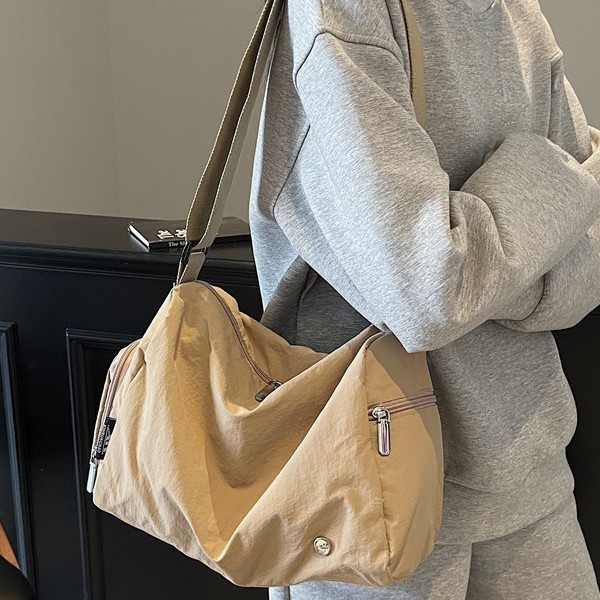 Single-shoulder bag, cross-border Instagram casual and versatile quality crossbody bag, versatile large-capacity bucket bag, campus commuting bag Application Scenario