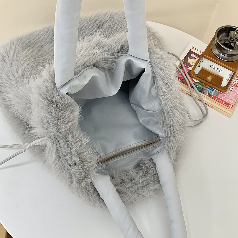 Korean trendy large-capacity 2024 winter new fluffy backpack, niche hand-held backpack, single-shoulder tote bag Application Scenario