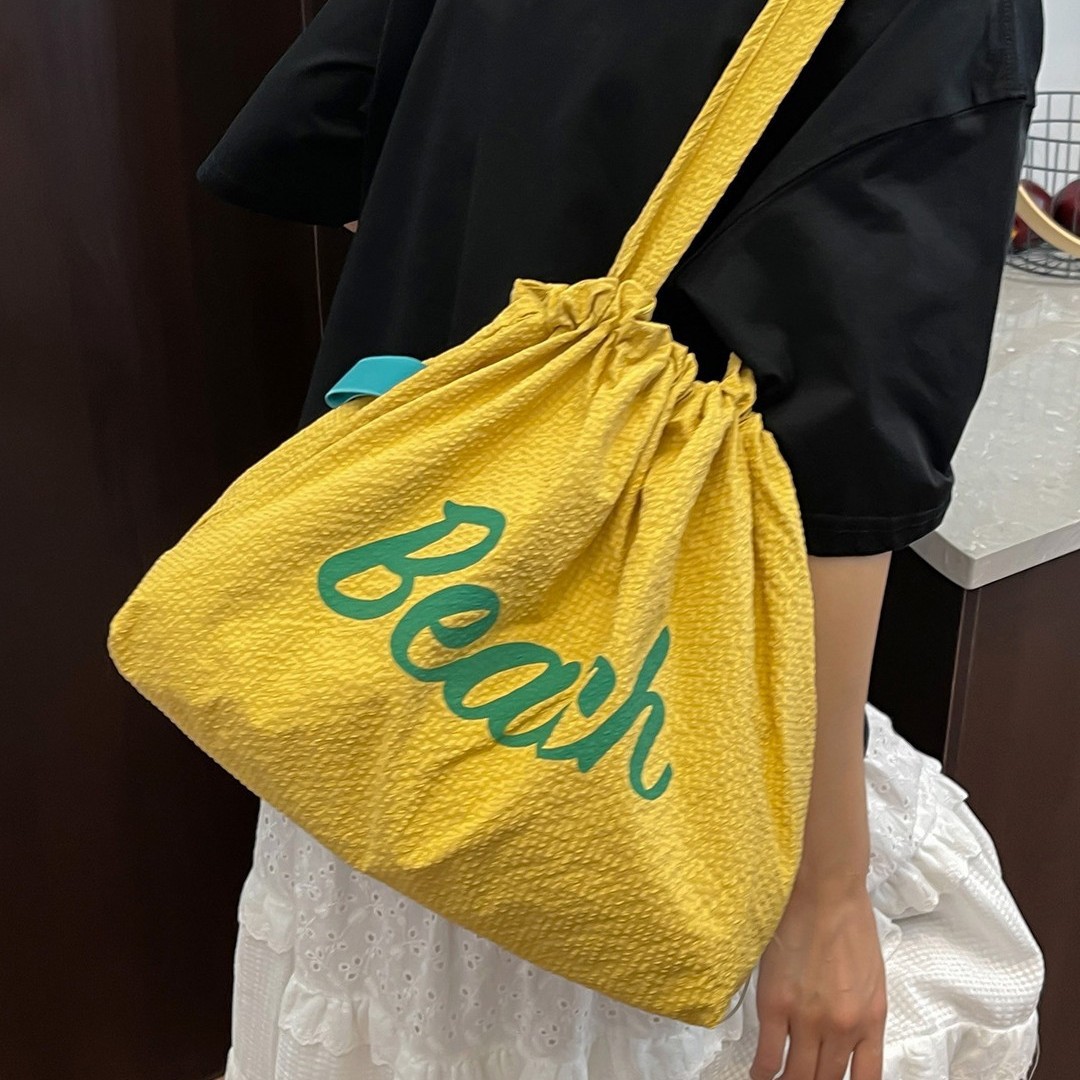 A new Japanese-style, niche, lightweight nylon, large-capacity flash tote bag with a drawstring full figure