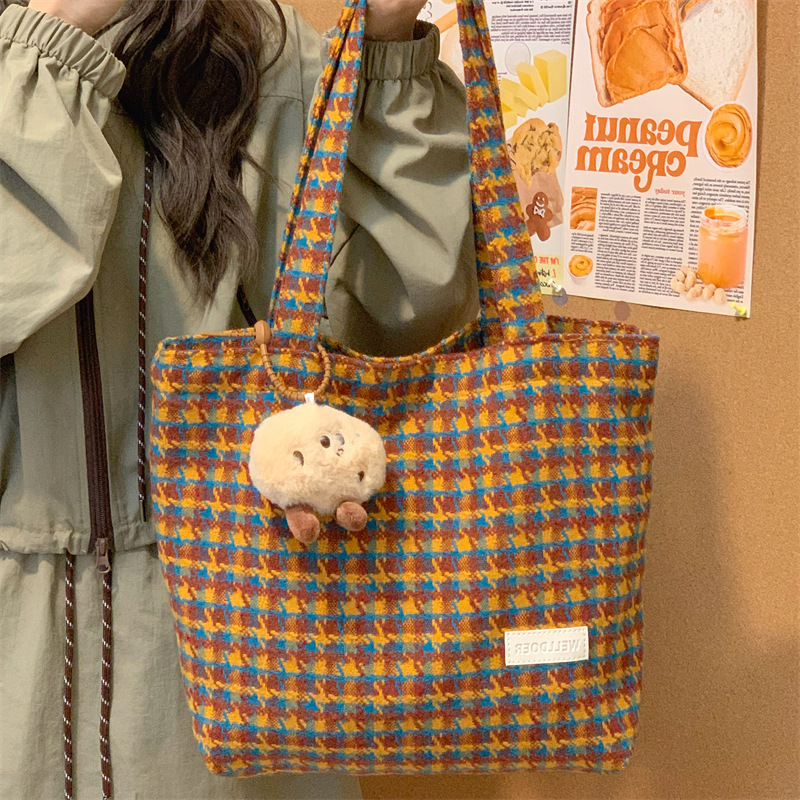 The new checkered woolen single-shoulder bag for early autumn 2024 is a retro, trendy and versatile commuting underarm bag details Picture