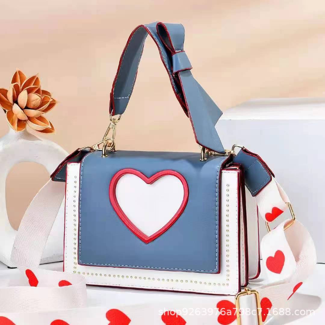 This is a new Korean heart-shaped crossbody bag for trendy women in 2024. It is a fashionable single-shoulder handbag for young women Application Scenario