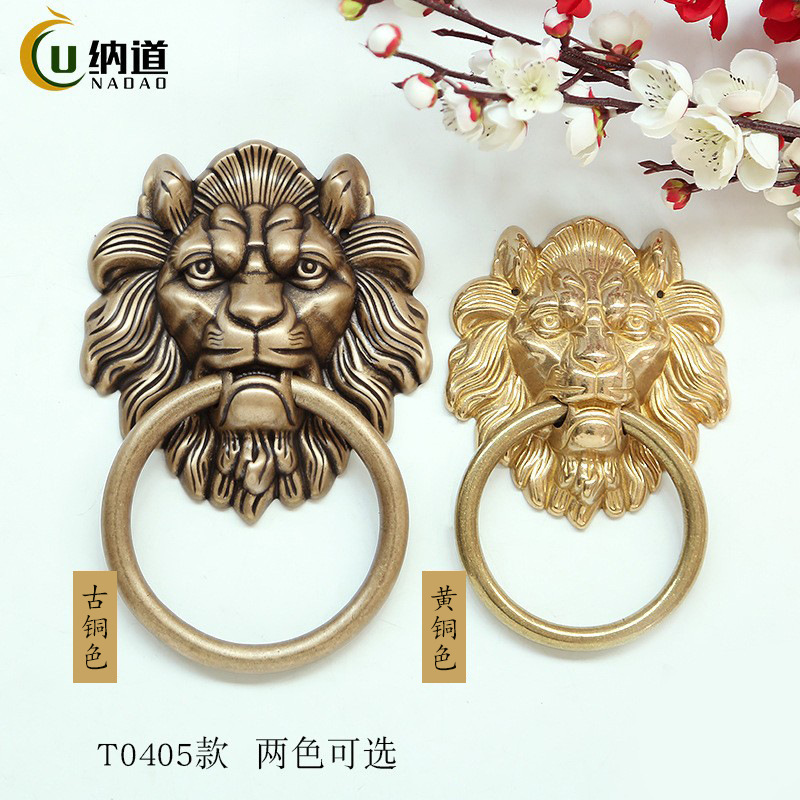 The home decorator features an old wooden door with a double door, a lion head antique door ring, an animal head handle, and a brass retro door pull details Picture
