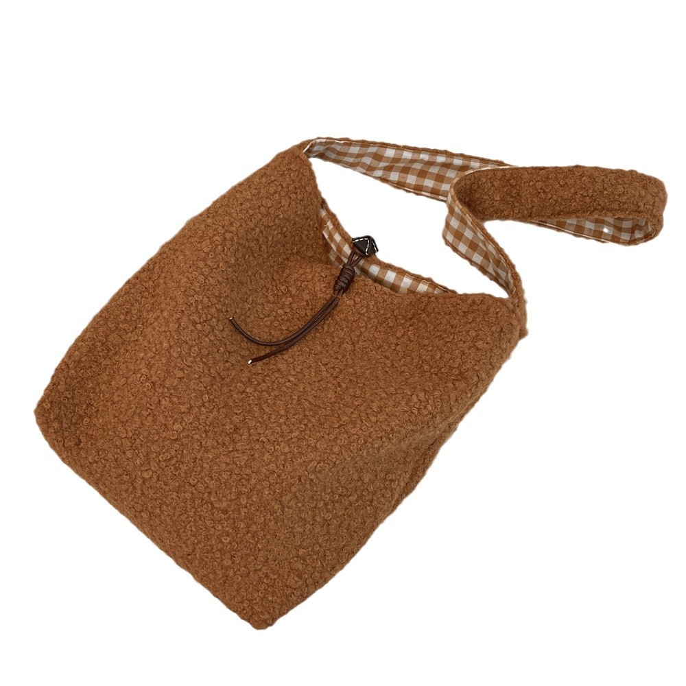 411122 Gentle milk powder color plush bag, fashionable single-shoulder crossbody bag, new autumn and winter commuting double-sided canvas bag Item Picture