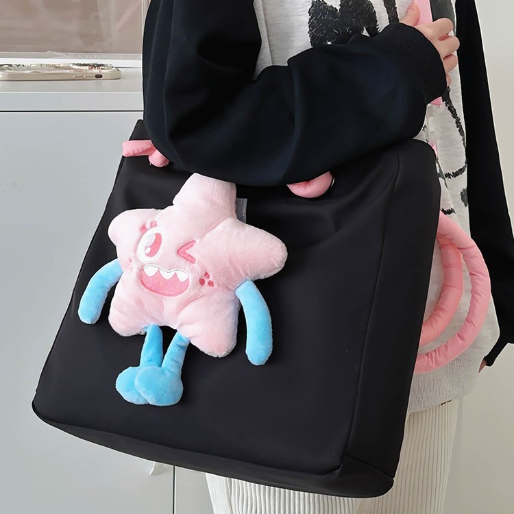 New cartoon large-capacity tote bag for girls, plush cute handbag, single-shoulder bag, student bag, versatile bag for autumn and winter Application Scenario