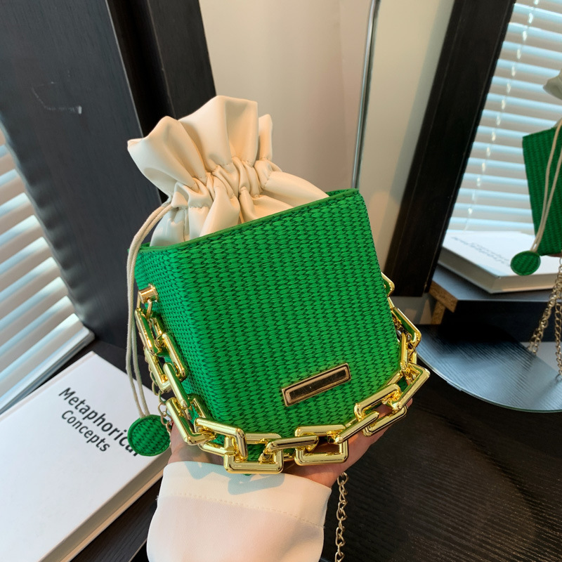 The 2023 new style drawstring women's bag is trendy, casual and fashionable, with a waist chain single-shoulder crossbody bag and a stylish chain hand-held small square bag Specification drawing