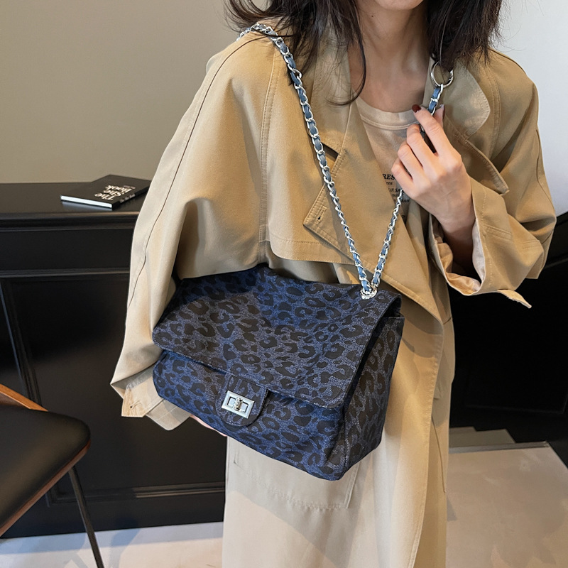 2024 New single-shoulder crossbody chain bag, fashionable autumn and winter tote bag, casual commuting, large capacity leopard print bag for women details Picture