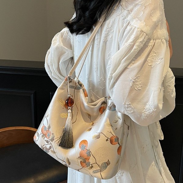 New Chinese-style embroidered large-capacity bag for women, Spring/Summer 2025 new single-shoulder crossbody bag, Chinese-style jacquard bucket bag Application Scenario