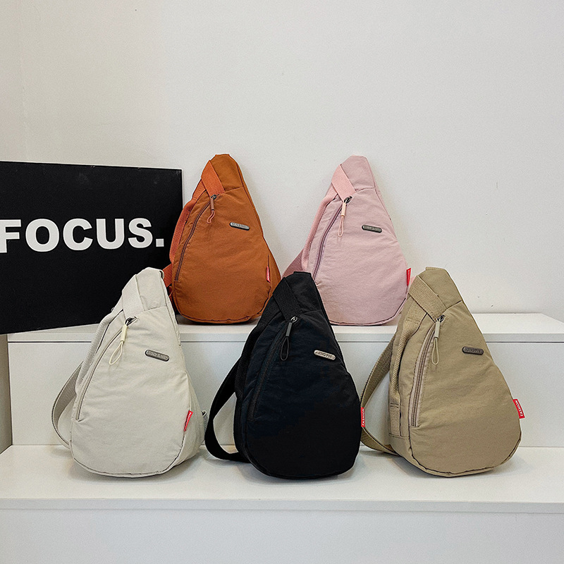 This Japanese-style simple nylon crossbody bag is a large-capacity sportswear and casual chest bag for women. When commuting, you can pair it with a shoulder bag Application Scenario