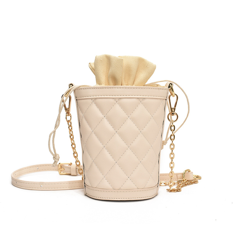 The new Chanel-style diamond-shaped chain drawstring with a drawstring opening is simple, elegant, cute, exquisite and stylish. It's a trendy single-shoulder crossbody bag Item Picture