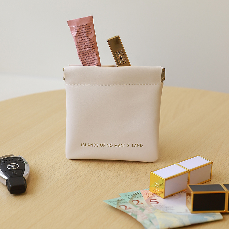 Mini makeup bag with red envelope, portable lipstick bag for women, touch-up bag, powder compact, cosmetics, portable bag, storage bag, small size Application Scenario