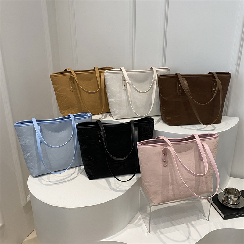 High-capacity single-shoulder bag 2024, a high-end autumn versatile tote bag for college students commuting, attending classes and going out on Instagram Application Scenario