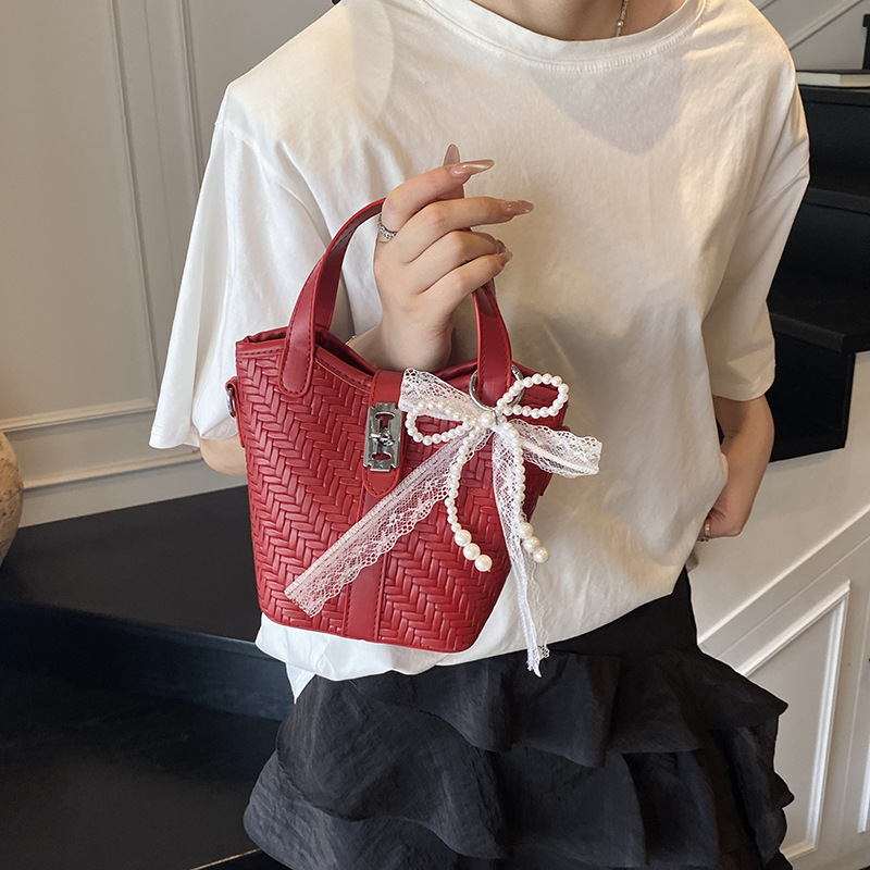 New Summer 2025 fashionable and versatile handbags, casual and niche bucket bags, versatile crossbody bags, and high-end single-shoulder bags details Picture