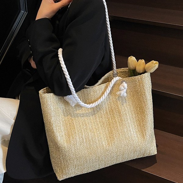 The 2025 summer new style of casual commuting tote bag is a fashionable and simple single-shoulder bag with a large capacity for carrying and underarm Application Scenario