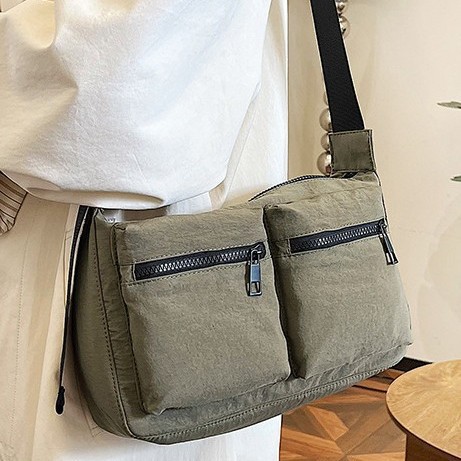 This is a new Korean-style, niche design nylon multi-pocket crossbody bag for commuting and casual use in the autumn of 2024 details Picture