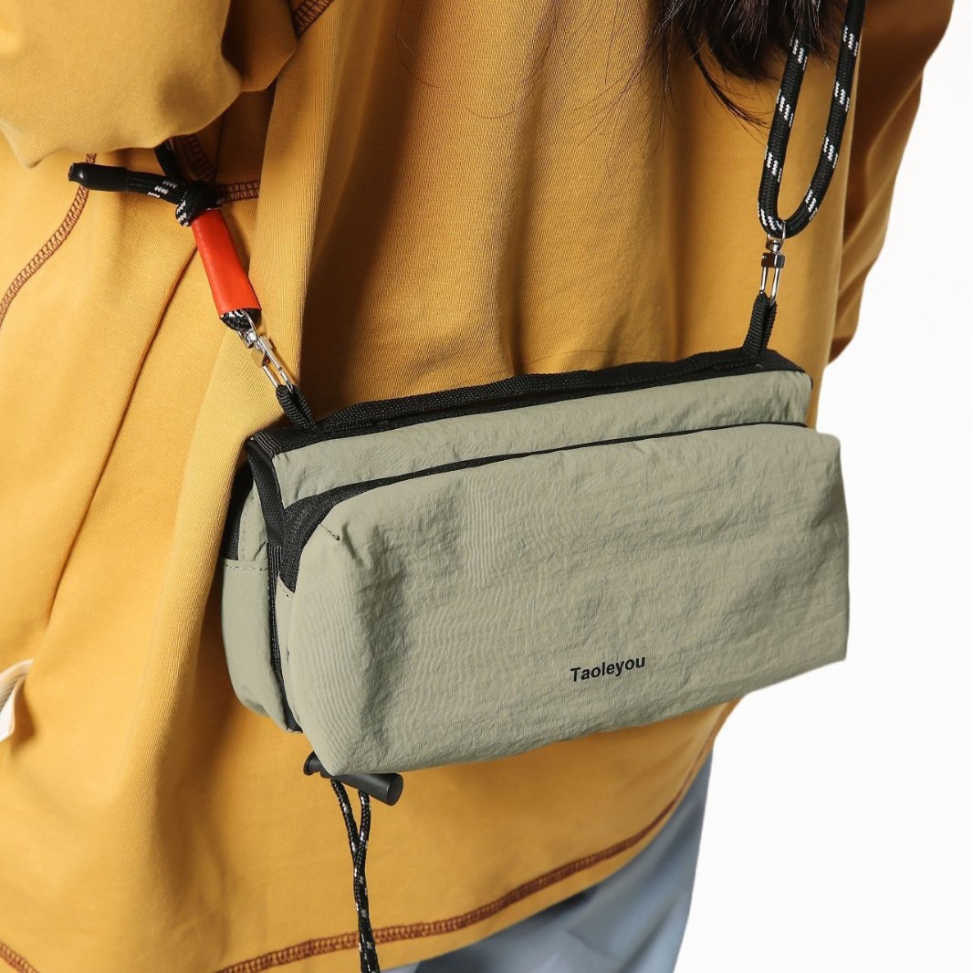 New design sense crossbody bag, men's trendy casual phone bag, multi-layered lightweight single-shoulder bag, women's hiking and outdoor small bag Application Scenario