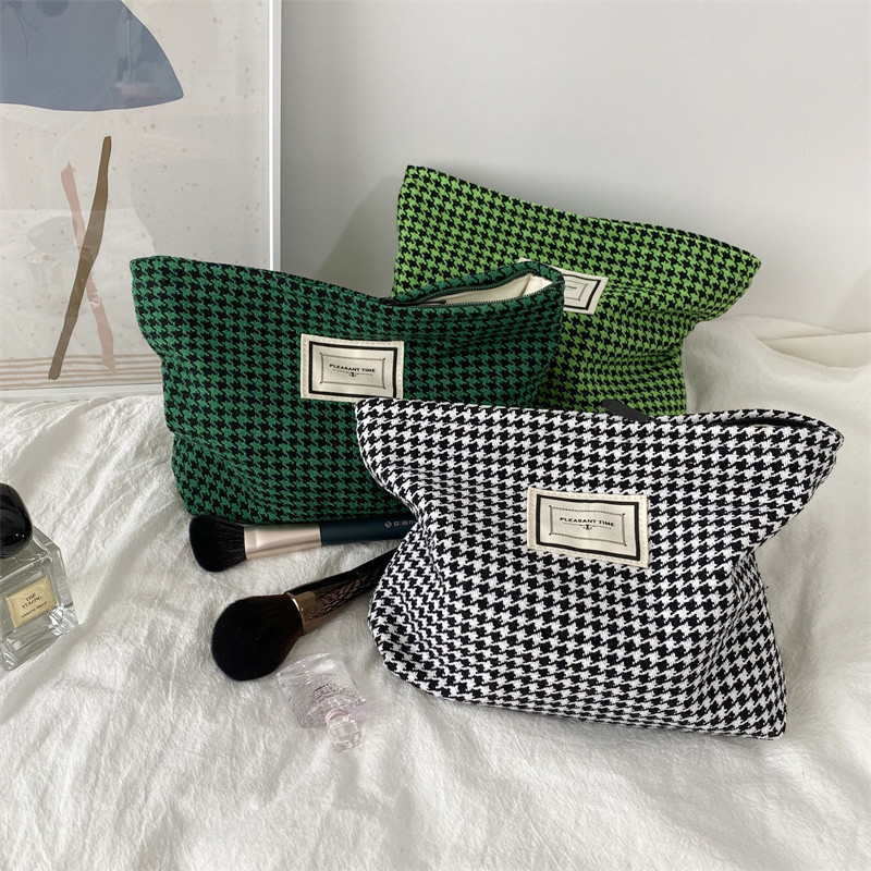 19121 New Fashion thousand-bird pattern makeup bag, skin care products, loose change, carry the bag together, portable toiletry and storage bag full figure