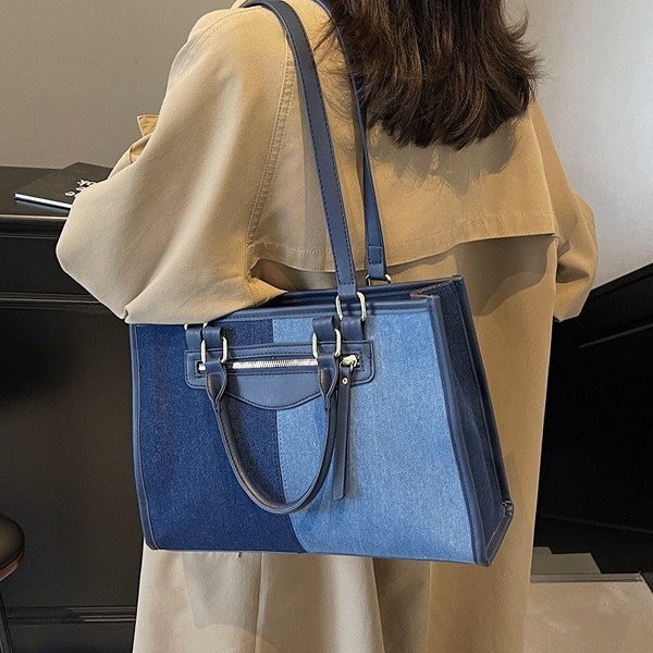 A popular large-capacity denim underarm briefcase women's bag for 2024, a new spring stylish patchwork single-shoulder commuter bag Specification drawing