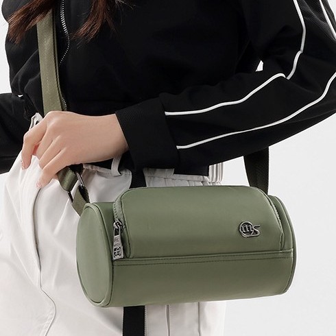 This is a new design for women's bags in autumn. The waist bag is simple and solid in color, cylindrical. It's a trendy, cute and fashionable single-shoulder crossbody bag for little girls full figure